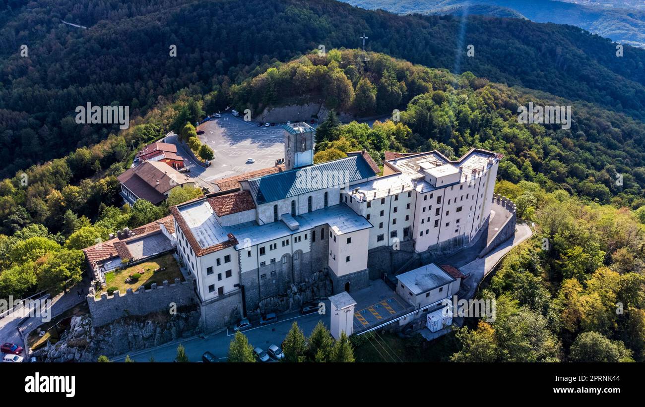 Antikes befestigtes Heiligtum von Castemonte. Spiritueller Aussichtspunkt über die Täler von Natisone. Stockfoto