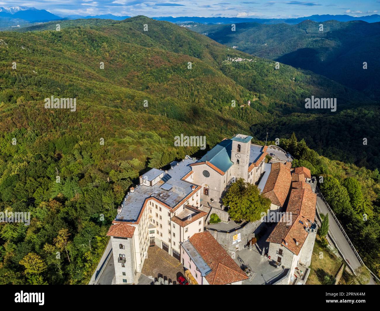 Antikes befestigtes Heiligtum von Castemonte. Spiritueller Aussichtspunkt über die Täler von Natisone. Stockfoto