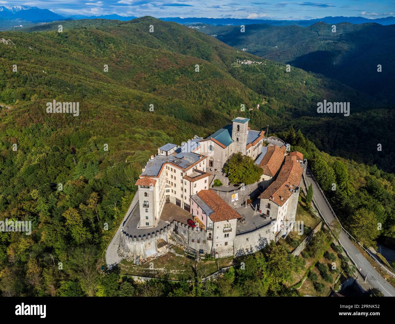 Antikes befestigtes Heiligtum von Castemonte. Spiritueller Aussichtspunkt über die Täler von Natisone. Stockfoto