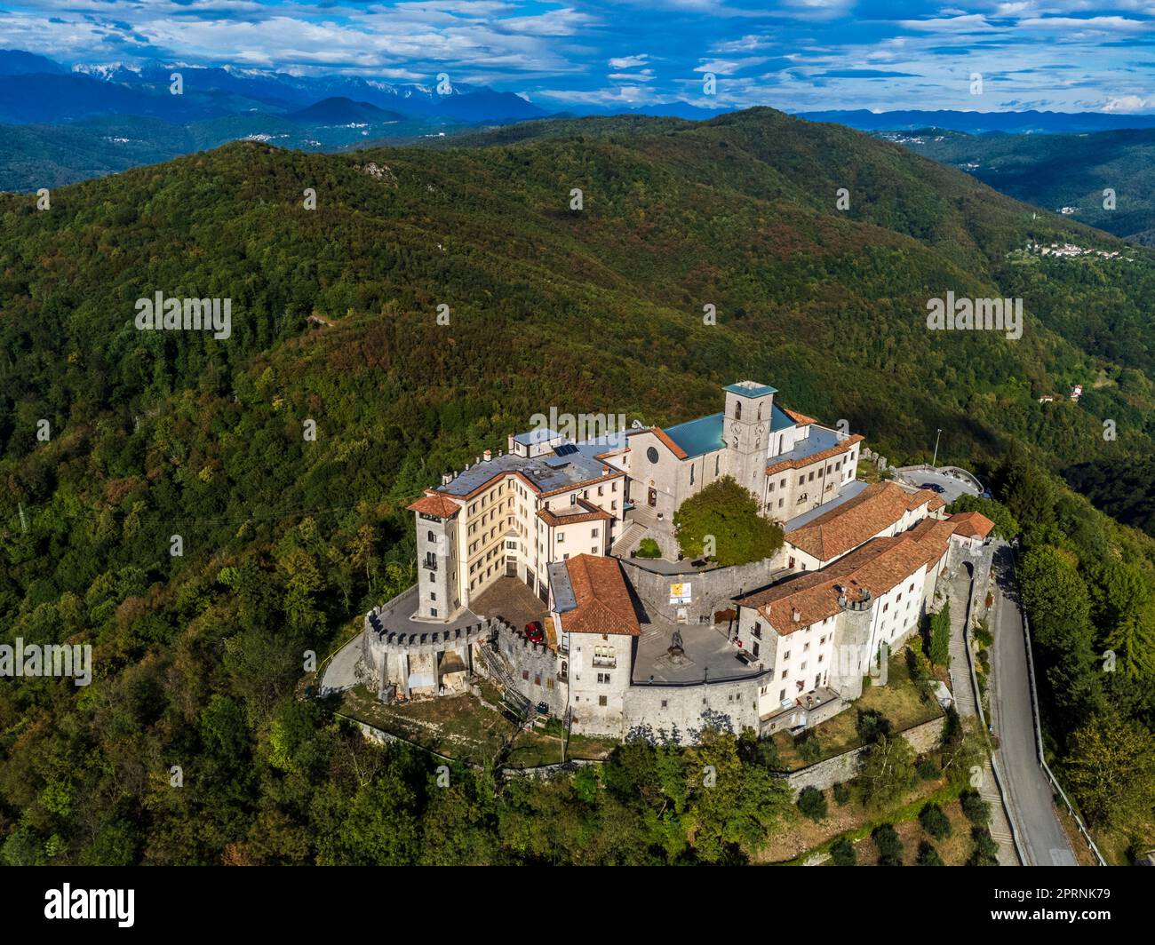 Antikes befestigtes Heiligtum von Castemonte. Spiritueller Aussichtspunkt über die Täler von Natisone. Stockfoto