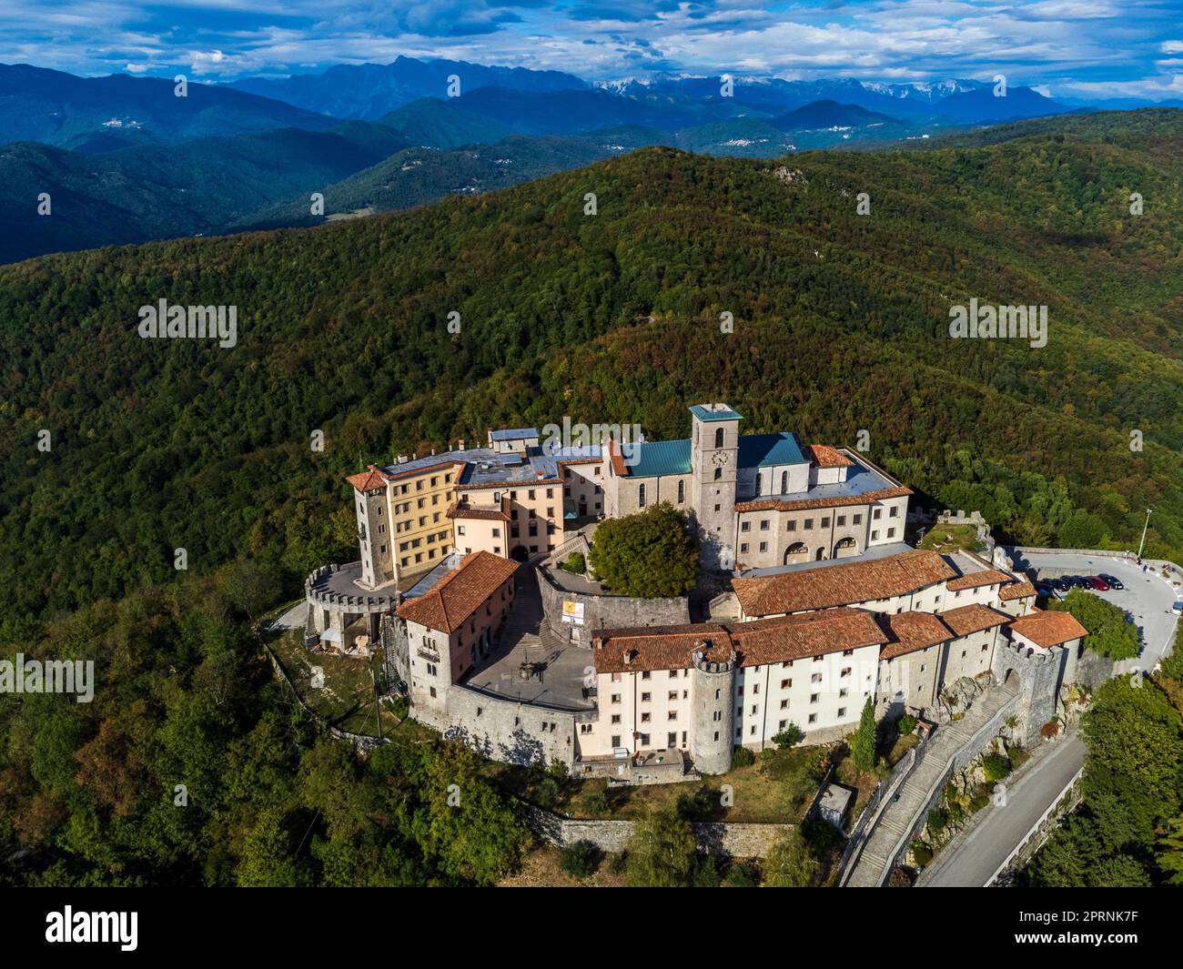 Antikes befestigtes Heiligtum von Castemonte. Spiritueller Aussichtspunkt über die Täler von Natisone. Stockfoto