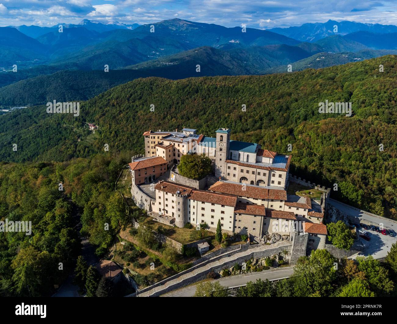 Antikes befestigtes Heiligtum von Castemonte. Spiritueller Aussichtspunkt über die Täler von Natisone. Stockfoto