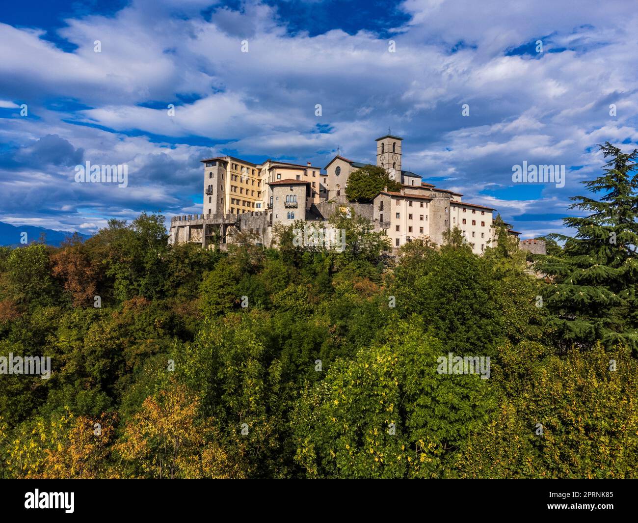 Antikes befestigtes Heiligtum von Castemonte. Spiritueller Aussichtspunkt über die Täler von Natisone. Stockfoto
