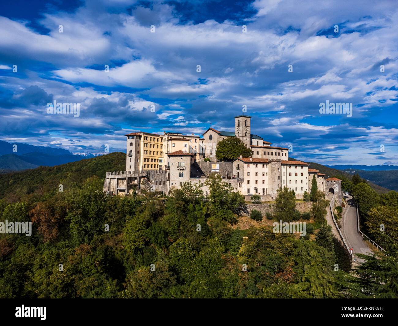 Antikes befestigtes Heiligtum von Castemonte. Spiritueller Aussichtspunkt über die Täler von Natisone. Stockfoto