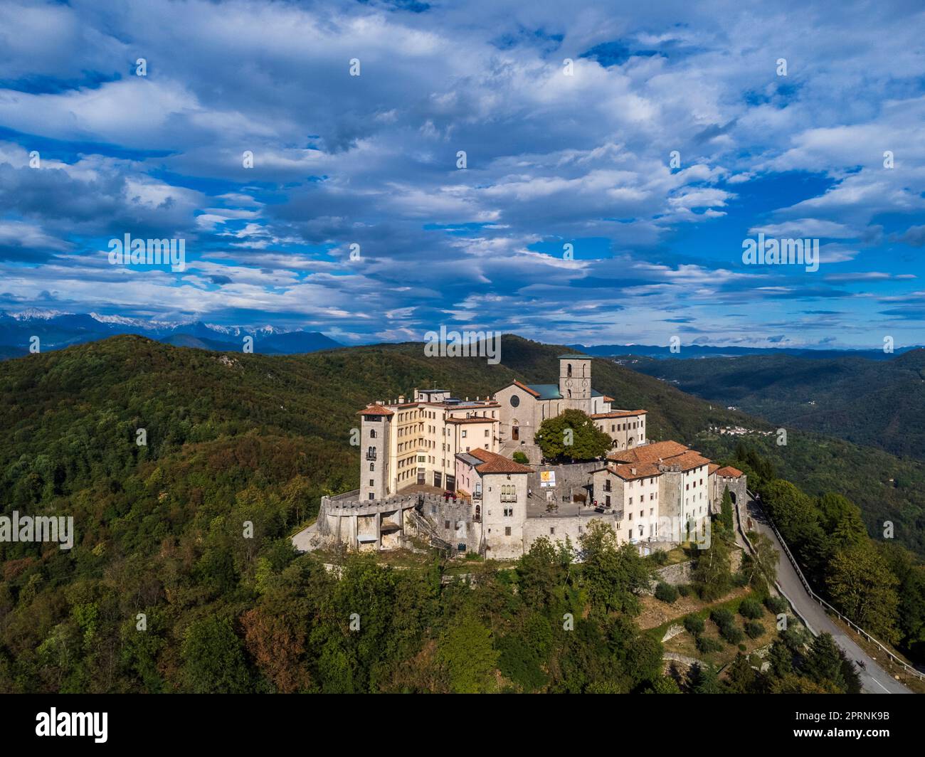 Antikes befestigtes Heiligtum von Castemonte. Spiritueller Aussichtspunkt über die Täler von Natisone. Stockfoto