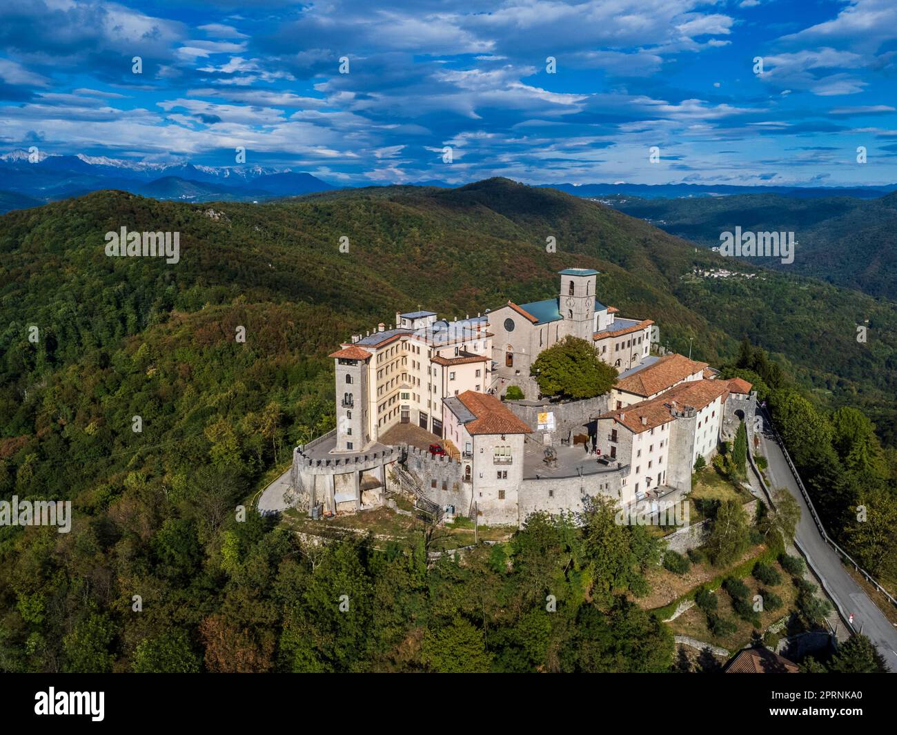 Antikes befestigtes Heiligtum von Castemonte. Spiritueller Aussichtspunkt über die Täler von Natisone. Stockfoto