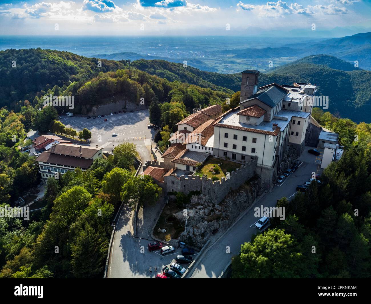 Antikes befestigtes Heiligtum von Castemonte. Spiritueller Aussichtspunkt über die Täler von Natisone. Stockfoto