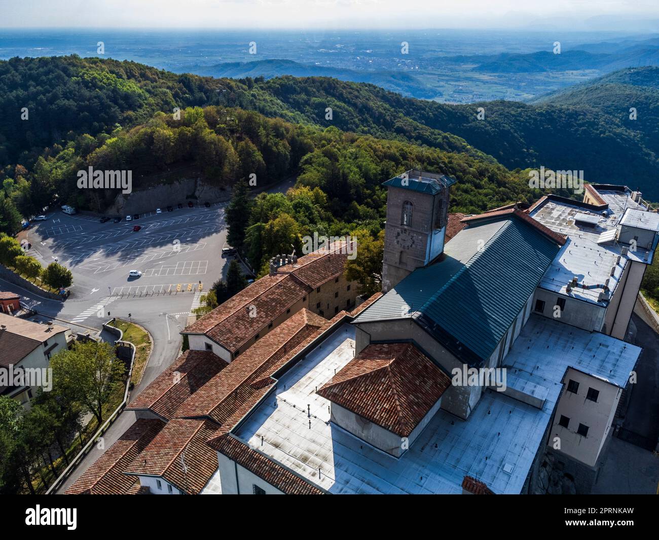 Antikes befestigtes Heiligtum von Castemonte. Spiritueller Aussichtspunkt über die Täler von Natisone. Stockfoto
