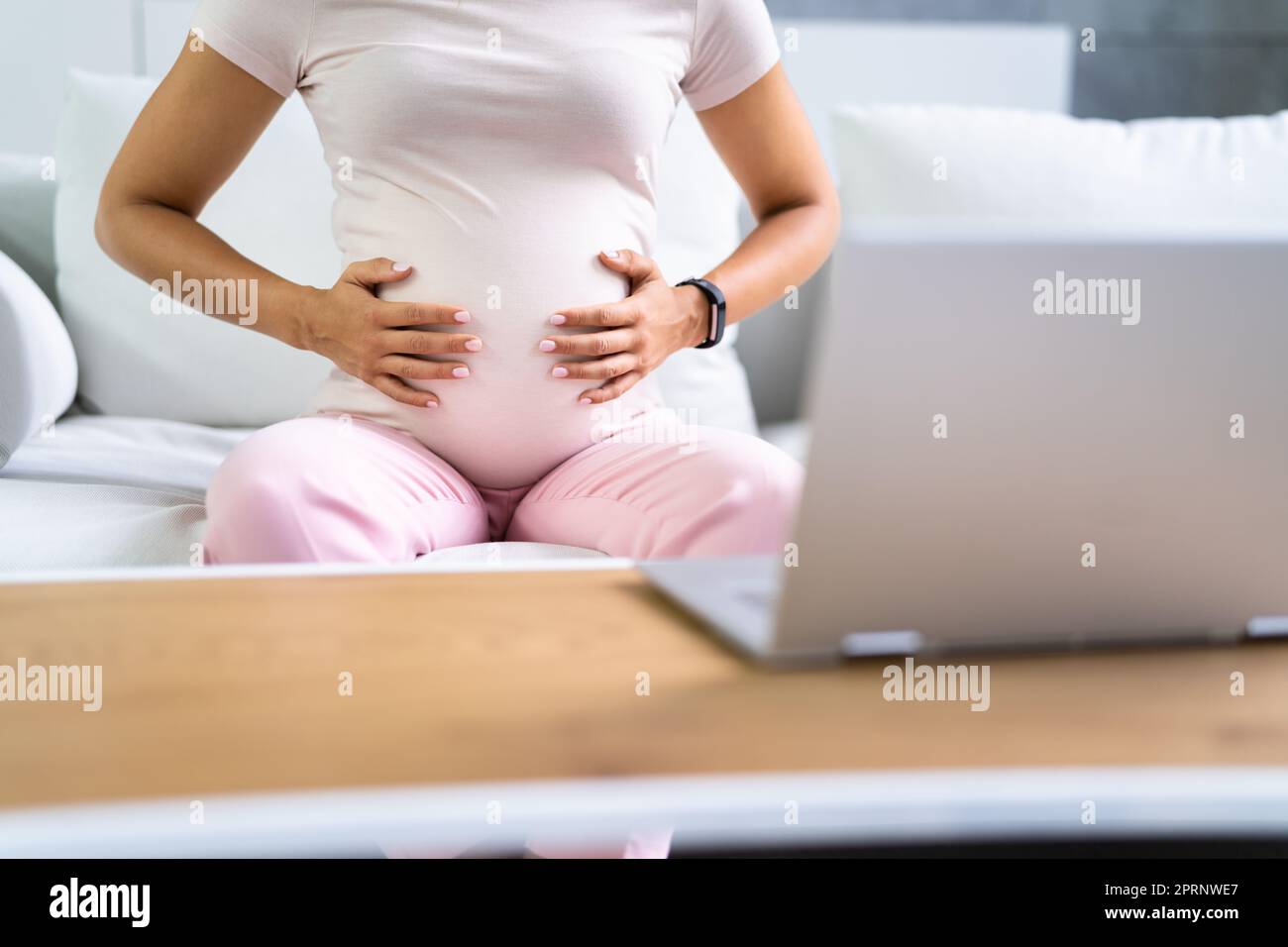 Junge Schwangere Mit Übelkeit Stockfoto