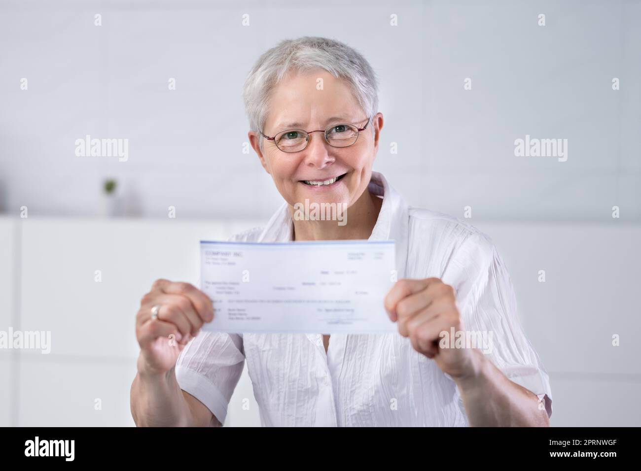 Gehaltsscheck, Gehaltsscheck Oder Versicherungsprüfung Wird Gehalten Stockfoto