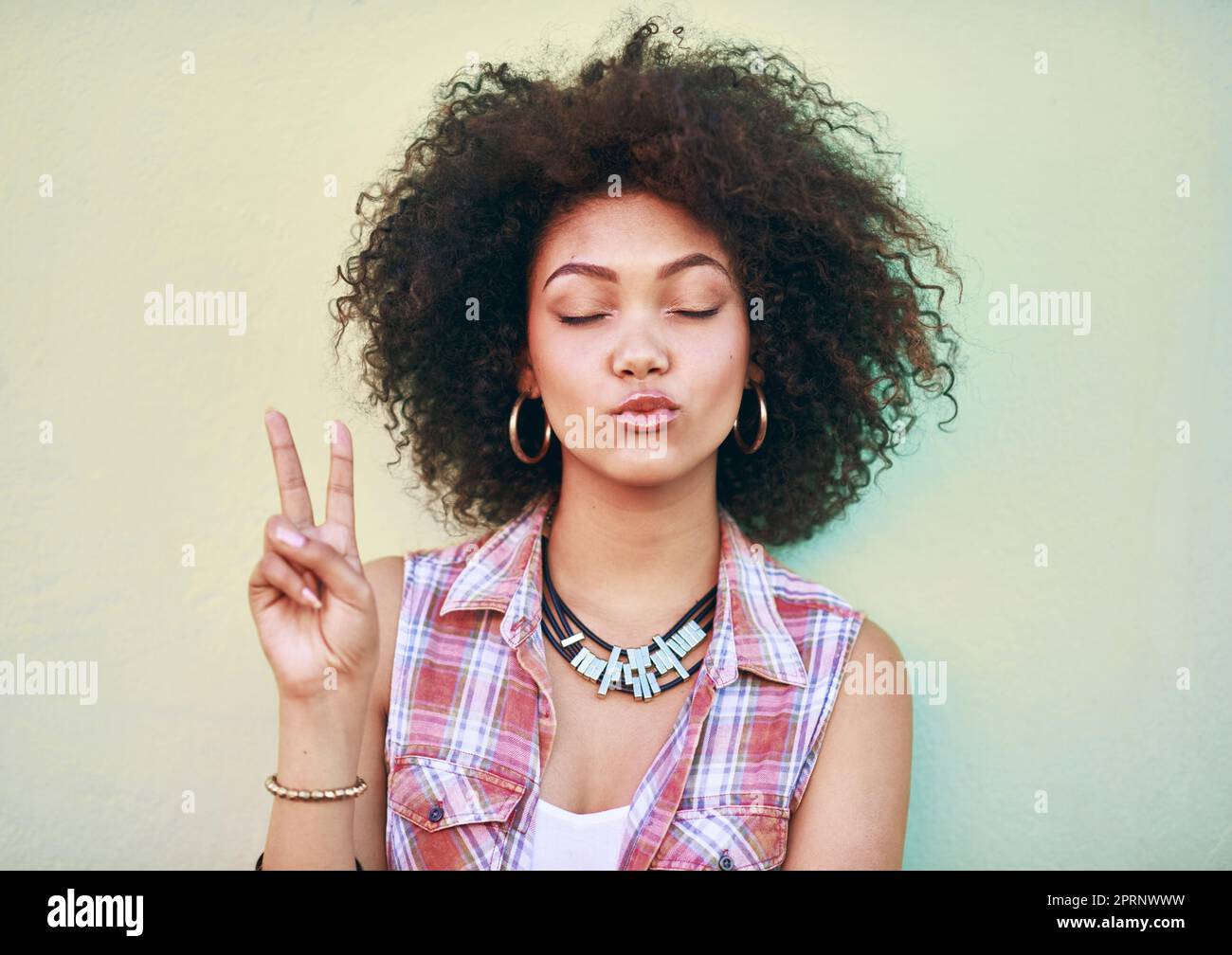 Peace and Ruhe bitte. eine attraktive junge Frau, die das Friedenszeichen zeigt. Stockfoto