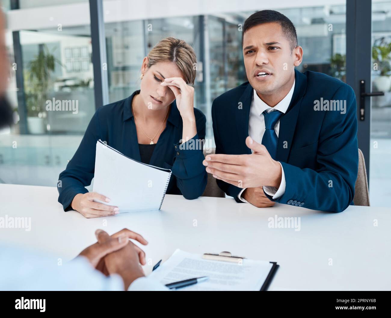 Ein Anwalt, der in einem Büro spricht, während ein Kunde Stress hat, liest Dokumente, während er mit dem CEO oder Chef des Unternehmens, Rechtsexperte, spricht. Berater verhandelt einen Vertrag für eine Frau an ihrem Arbeitsplatz oder in einem Unternehmen Stockfoto