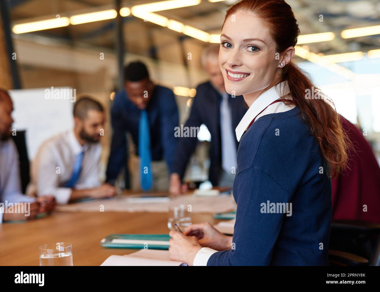 Shes hat große Träume für ihre Karriere. Porträt einer jungen Geschäftsfrau mit ihren Kollegen im Hintergrund. Stockfoto
