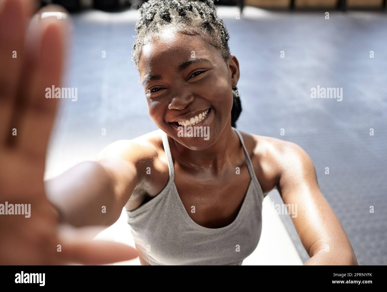 Fitness, glückliche und schwarze Frau, die ein Selfie im Fitnessstudio macht, nach Training, Training und Training allein. Lächeln, gesunde und junge afrikanische Frau Influencer, Wellness und aktiver Lebensstil in sozialen Medien Stockfoto
