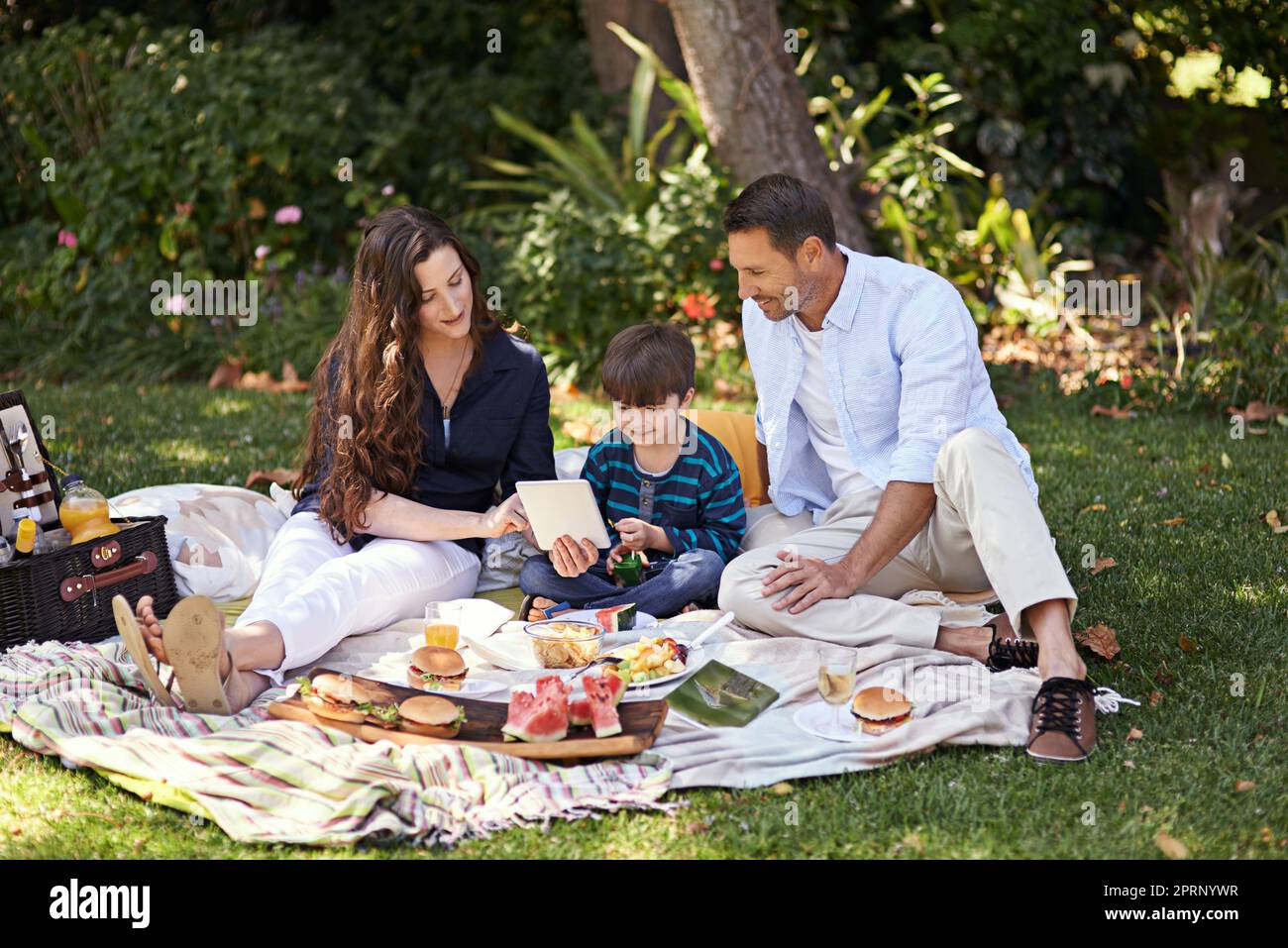 Beim Picknicken Filme schauen. Eine Familie genießt gemeinsam ein Picknick. Stockfoto