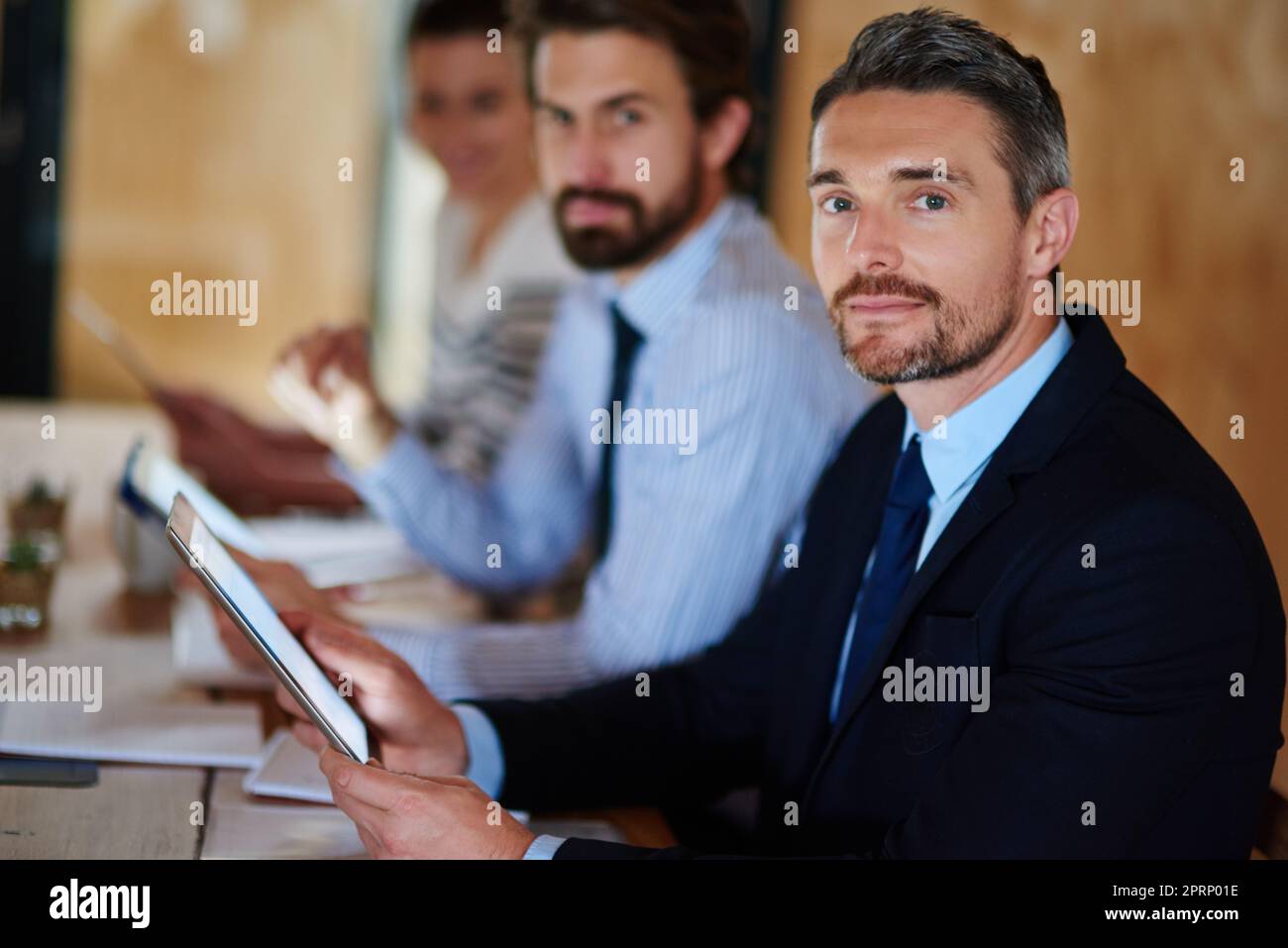 Wir halten unsere Fähigkeiten auf dem neuesten Stand. Porträt eines Geschäftsmannes, der während einer Konferenz ein digitales Tablet verwendet. Stockfoto