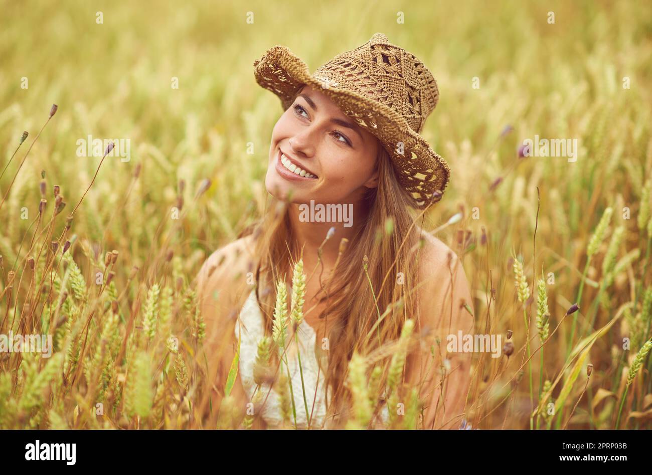 Liebe das Landleben. Eine junge Frau in einem Weizenfeld. Stockfoto