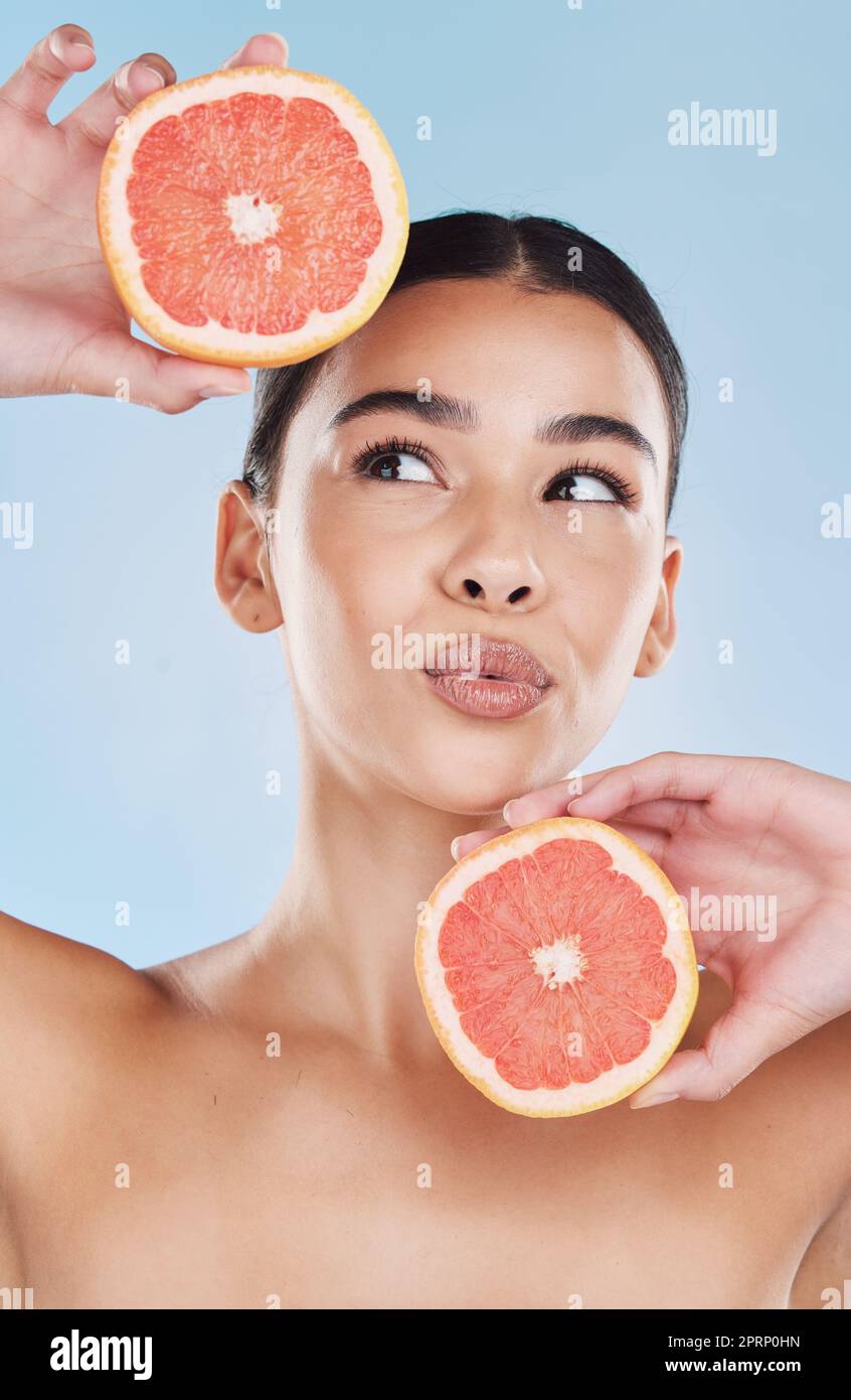 Grapefruit, Hautpflege für Frauen und Schönheit von Vitamin C Frucht Wellness, gesunder Teint und natürliche weibliche Pflege. Verspielte, körperliche Ernährung und schönes Modell für saubere, organische und frische Kosmetik Stockfoto