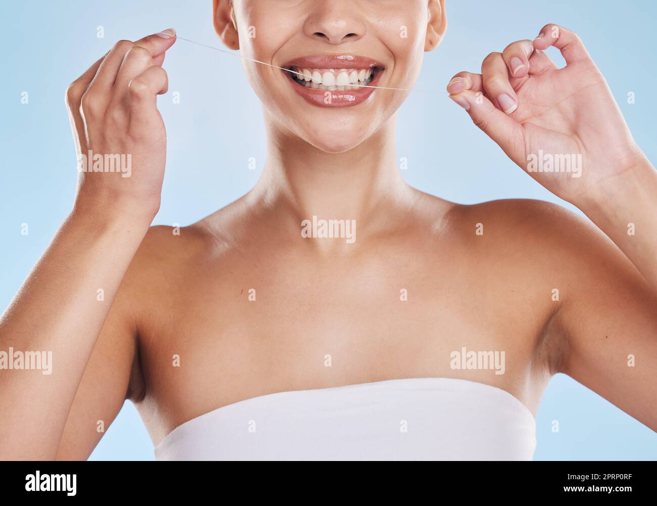 Zahnseide, Zähne und gesundes Lächeln mit einer wunderschönen jungen Frau, die Zahnseide für Mundhygiene und Zahnfleischgesundheit. Nahaufnahme einer glücklichen Frau, die ihren Mund putzt, während ihrer Selfcare Wellness-Routine Stockfoto