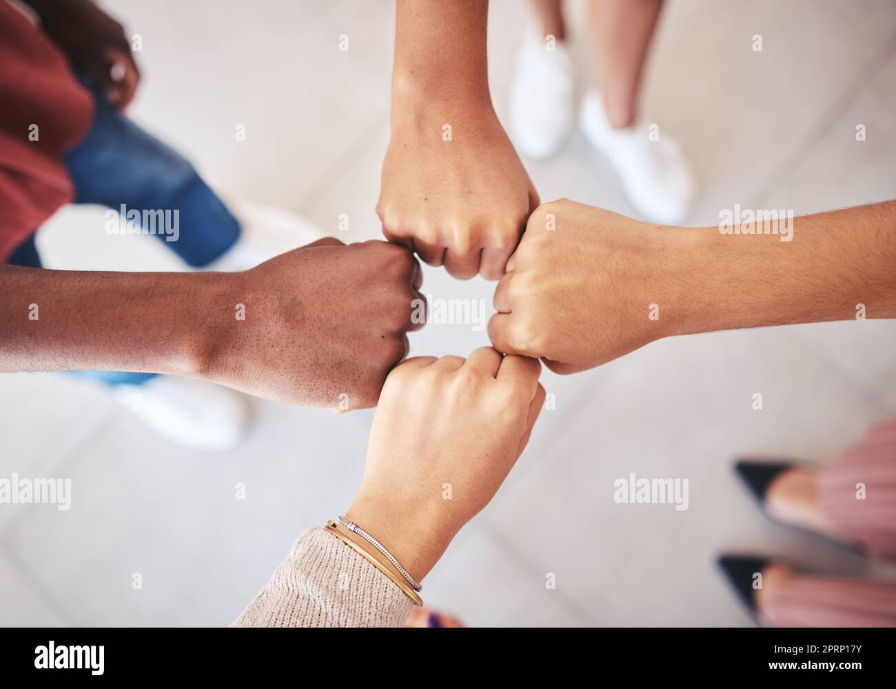 Hände, Teamwork und Zusammenarbeit mit einem Team von Geschäftsleuten, die sich in einem Kreis aus Solidarität, Einheit und Unterstützung von oben zusammenschließen. Motivation, Ziel und eine Mission oder Vision für den Erfolg Stockfoto