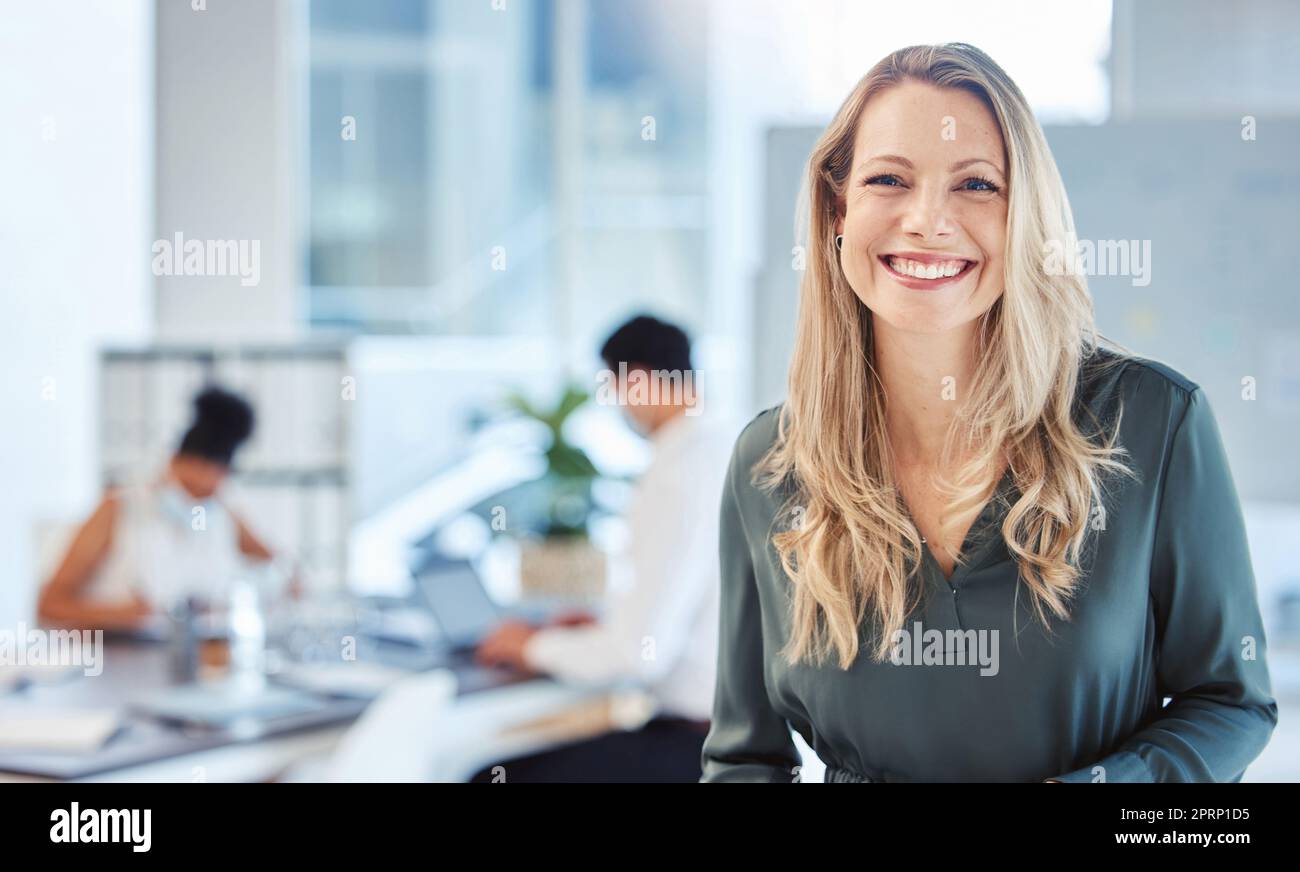 Weibliche Führungskraft, Managerin oder CEO mit einem Lächeln, einer Mission und Vision im Büro und ihrem Team im Hintergrund. Führung, Management und Erfolg bei einer weiblichen Chefin und Geschäftsleuten bei der Arbeit Stockfoto