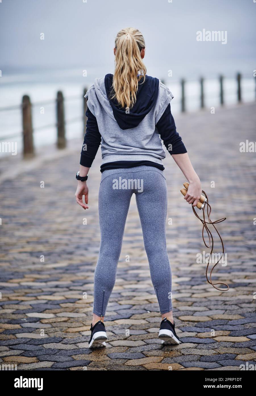 Bringt ihr Training auf die nächste Stufe. Rückansicht einer jungen Frau, die mit einem Springseil im Freien trainiert. Stockfoto