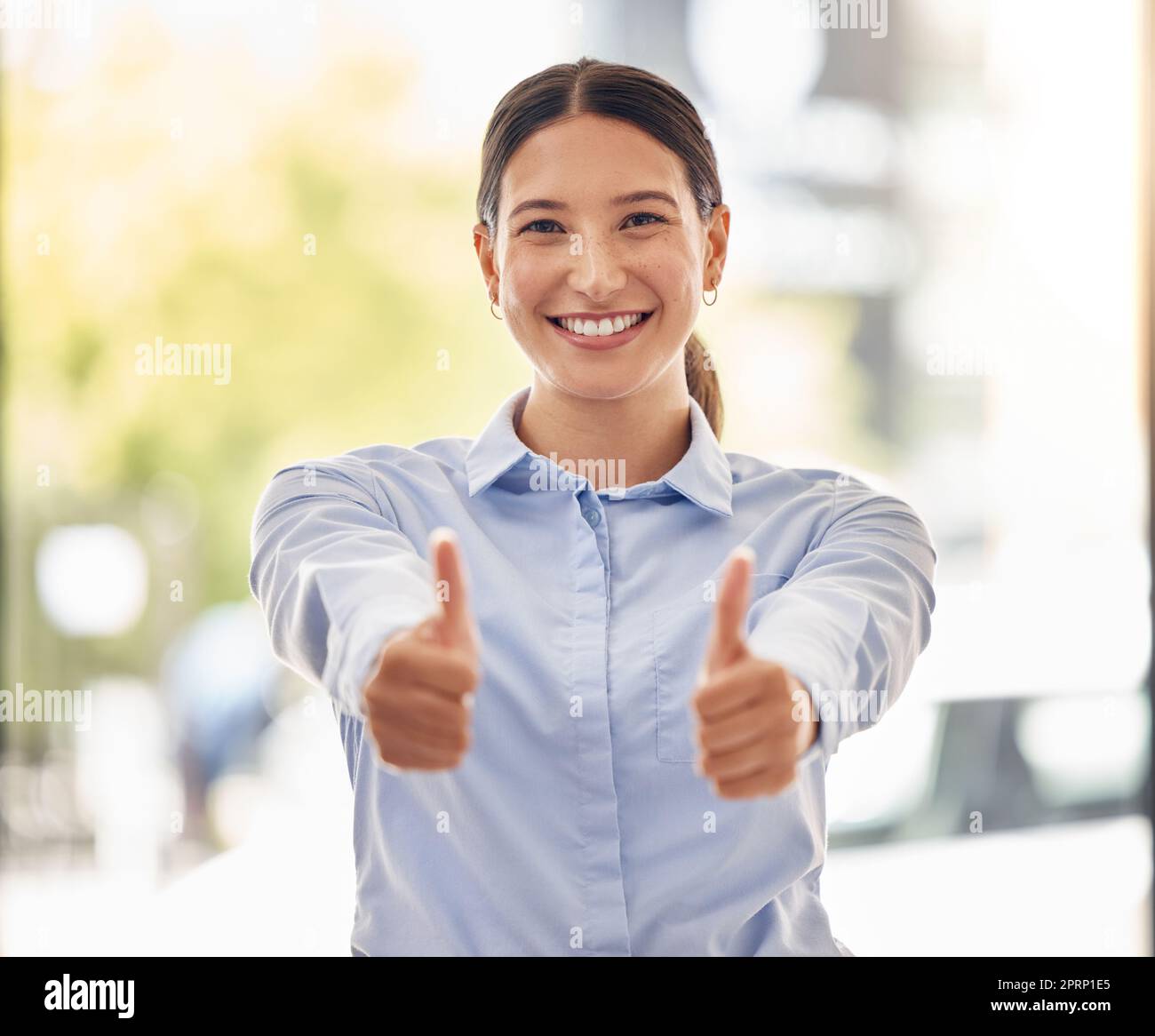 Daumen hoch Emoji für Motivation, Erfolg und Lob für Unterstützung, Glück und Dankbarkeit. Porträt einer glücklichen, lächelnden und aufgeregten Geschäftsfrau, Gewinnerin und Mitarbeiterin mit Ziel, Ja-Feedback und Vertrauen für gute Nachrichten Stockfoto