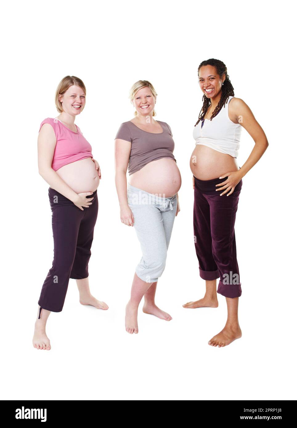 Porträt einer glücklichen Schwangerschaft, Frau und Freunden in einem Gruppenfoto mit weißem Studiohintergrund. Weibliche Menschen in Vielfalt lächeln mit Babybeulen oder Bauch, die glücklich sind, eine Mutter im Modell zu sein. Stockfoto