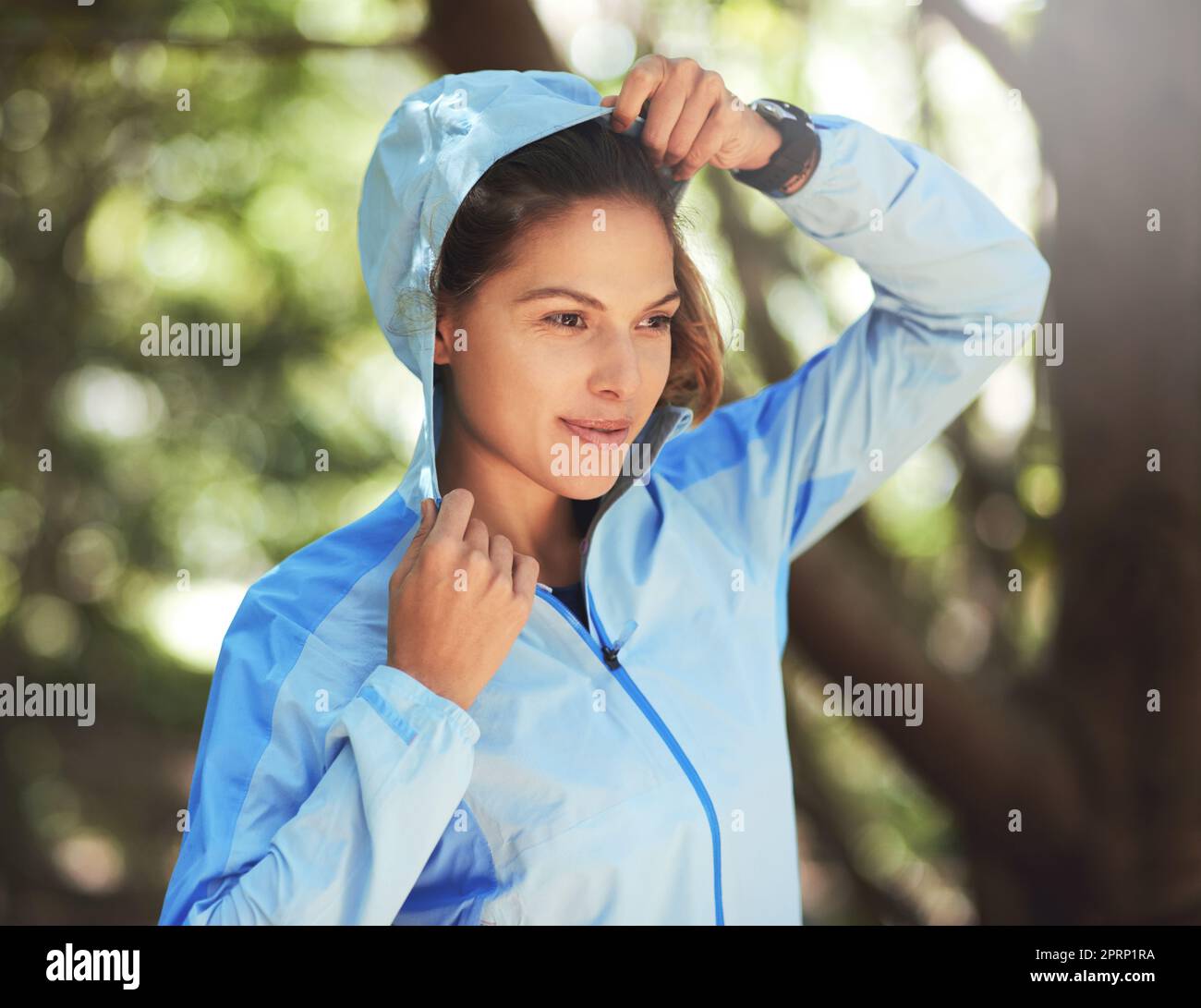 Es ist ihre einsame Reise. Eine junge Frau, die sich für einen Trail Run aufwärmt. Stockfoto