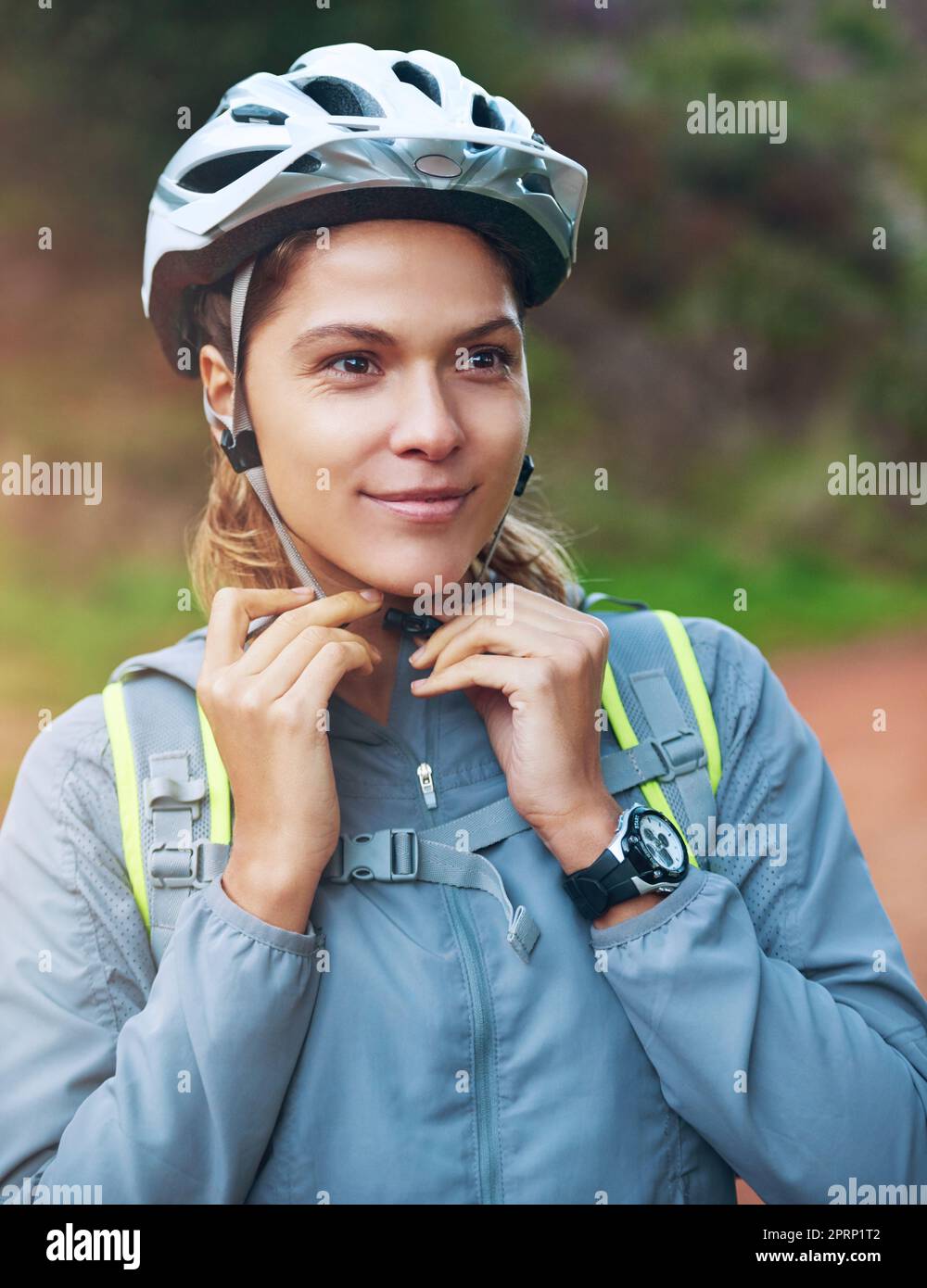 Sie liebt unwegsames Gelände. Eine weibliche Mountainbiker, die am frühen Morgen eine Fahrt macht. Stockfoto