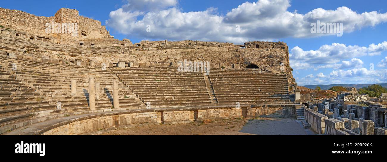 Miletus altes Stadtamphitheater, Türkei. Foto von Miletus. Miletus war eine antike griechische Stadt an der Westküste von Anatolien, nahe der Mündung des Maeander in der alten Caria. Stockfoto