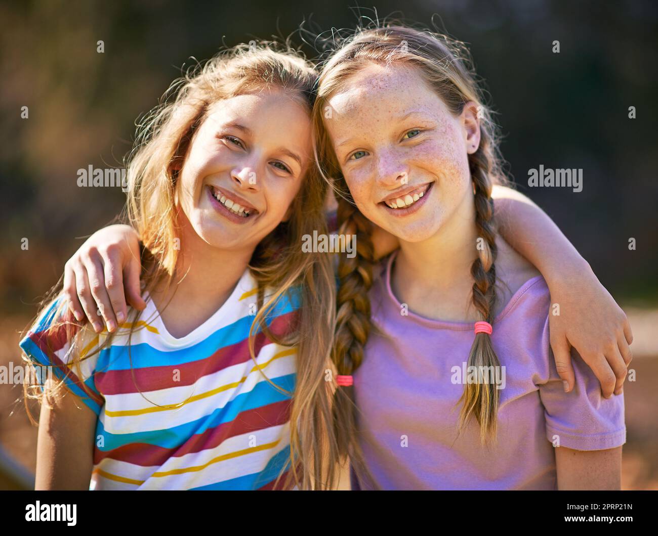 Sie sind die besten Freunde. Portrait von zwei jungen Mädchen, die im Freien zusammen stehen. Stockfoto