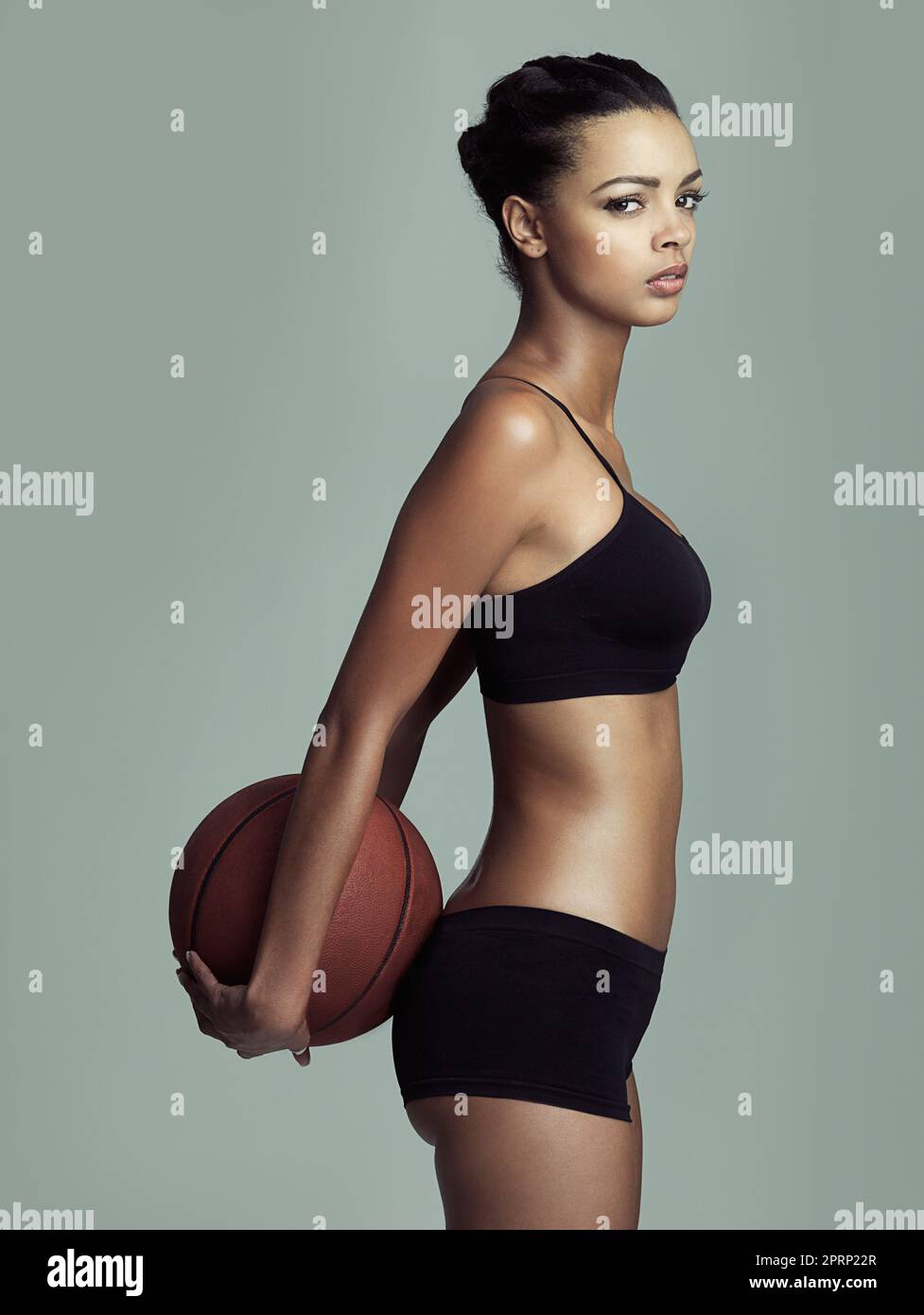 Gesund und fit bleiben der Ball liegt auf deinem Platz. Studio-Aufnahme eines jungen Basketballspielers vor grauem Hintergrund. Stockfoto