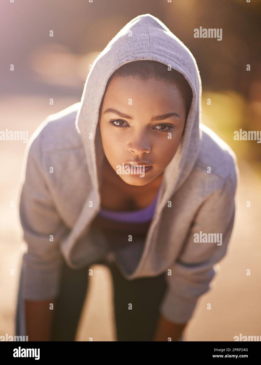 Aufgeben ist einfach keine Option. Eine junge Frau, die eine Verschnaufpause macht, während sie unterwegs ist. Stockfoto