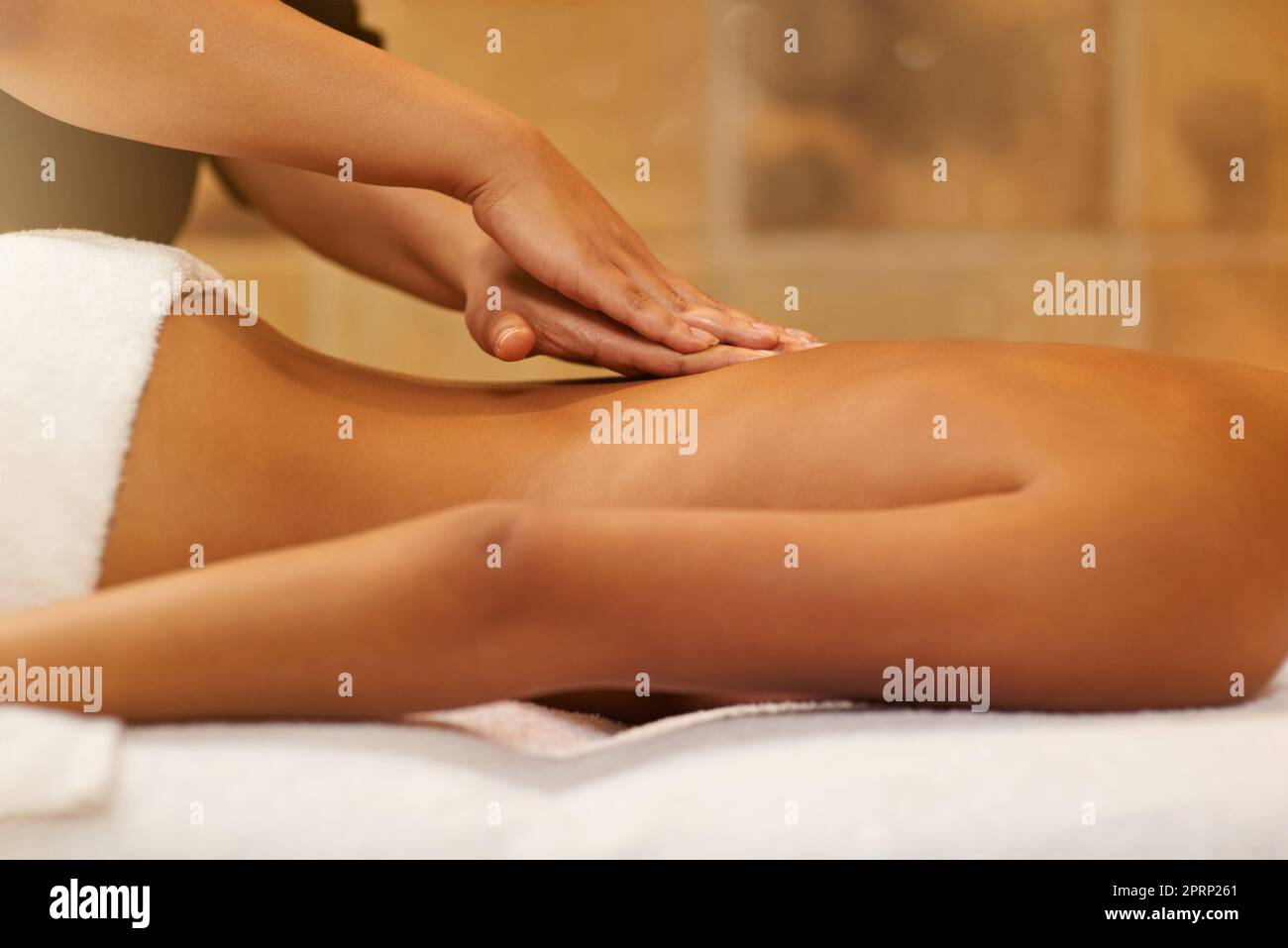 Totale Stressabbau. Eine junge Frau bekommt eine Massage im Spa. Stockfoto