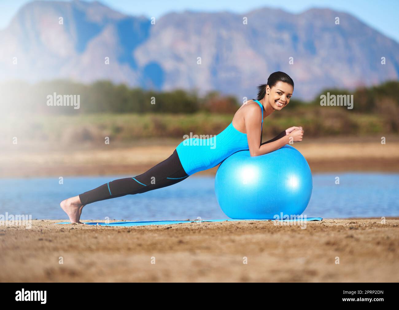 Das Wachstum beginnt am Ende Ihrer Komfortzone. Eine junge Frau trainiert mit einem Gymnastikball. Stockfoto