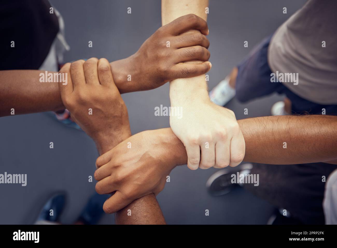 Hände, Teamwork, Solidarität und Fitness-Motivation für Athleten, die gewinnen, sich beteiligen und starke Zusammenarbeit für Halt, Ziele und überragende Ziele. Vielfalt, Vertrauen und Gruppe verbinden, feiern und Gemeinschaft Stockfoto
