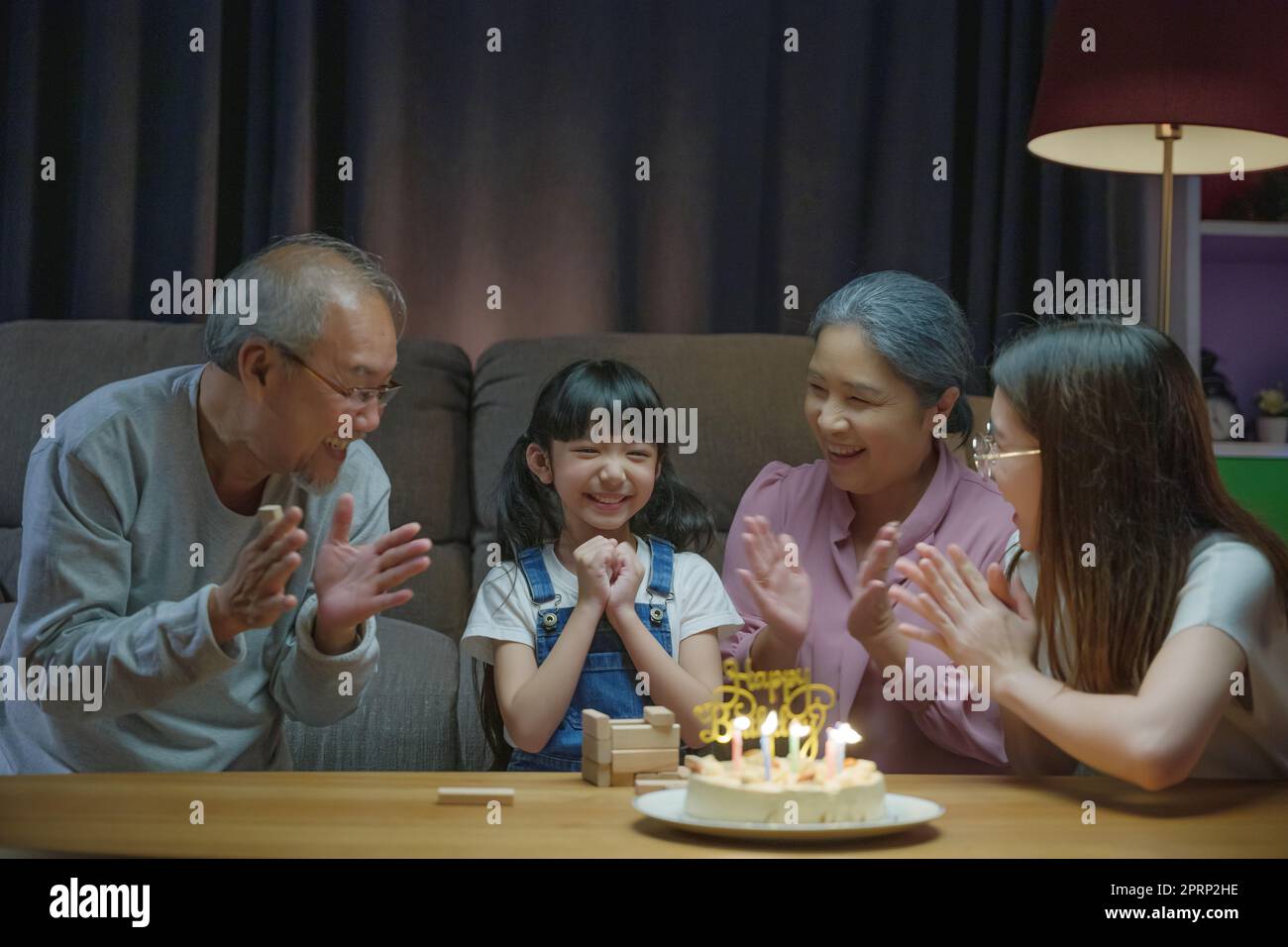 Frohe asiatische Familie Großeltern und Mutter feiern Geburtstagsparty Stockfoto