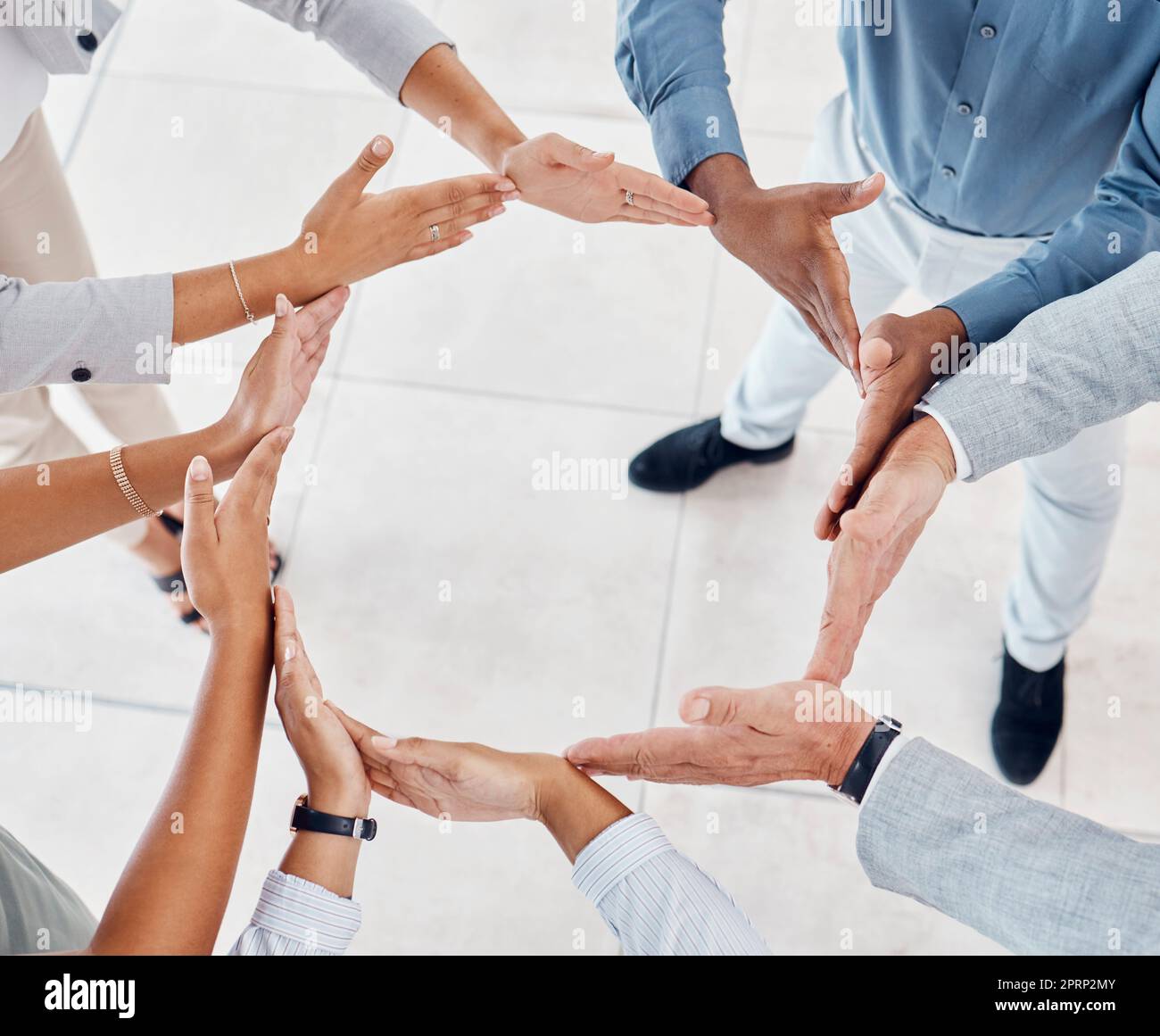 Teamarbeit, Hände und Kreis in Solidarität der Geschäftsleute in Einheit, Zusammenarbeit und Vertrauen bei der Arbeit. Die Vielfalt einer Gruppe von Mitarbeitern, die für Vereinbarung, Hilfe und Team für Gemeinschaft zusammenstehen Stockfoto