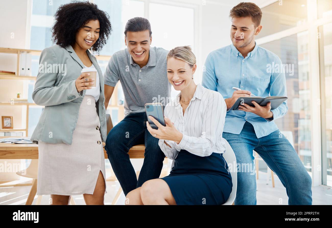 Geschäftsleute in sozialen Medien mit Telefon, Mitarbeitern und Mitarbeitern, die am Arbeitsplatz Notebooks planen, glücklich im Internet und im Internet nach kreativen Marketingideen im Büro suchen. Das Team schaut lustige Videos Stockfoto