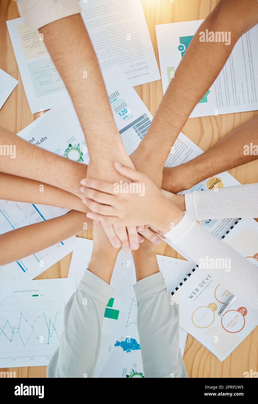 Hand-in-Hand, Teamwork und Unterstützung von Vertrauen in das Business-Team, Community und Zusammenarbeit bei der Arbeit. Motivation, Erfolg und partnerschaftliche Handbewegung der Web Development Group zu einem teambildenden Projekt Stockfoto