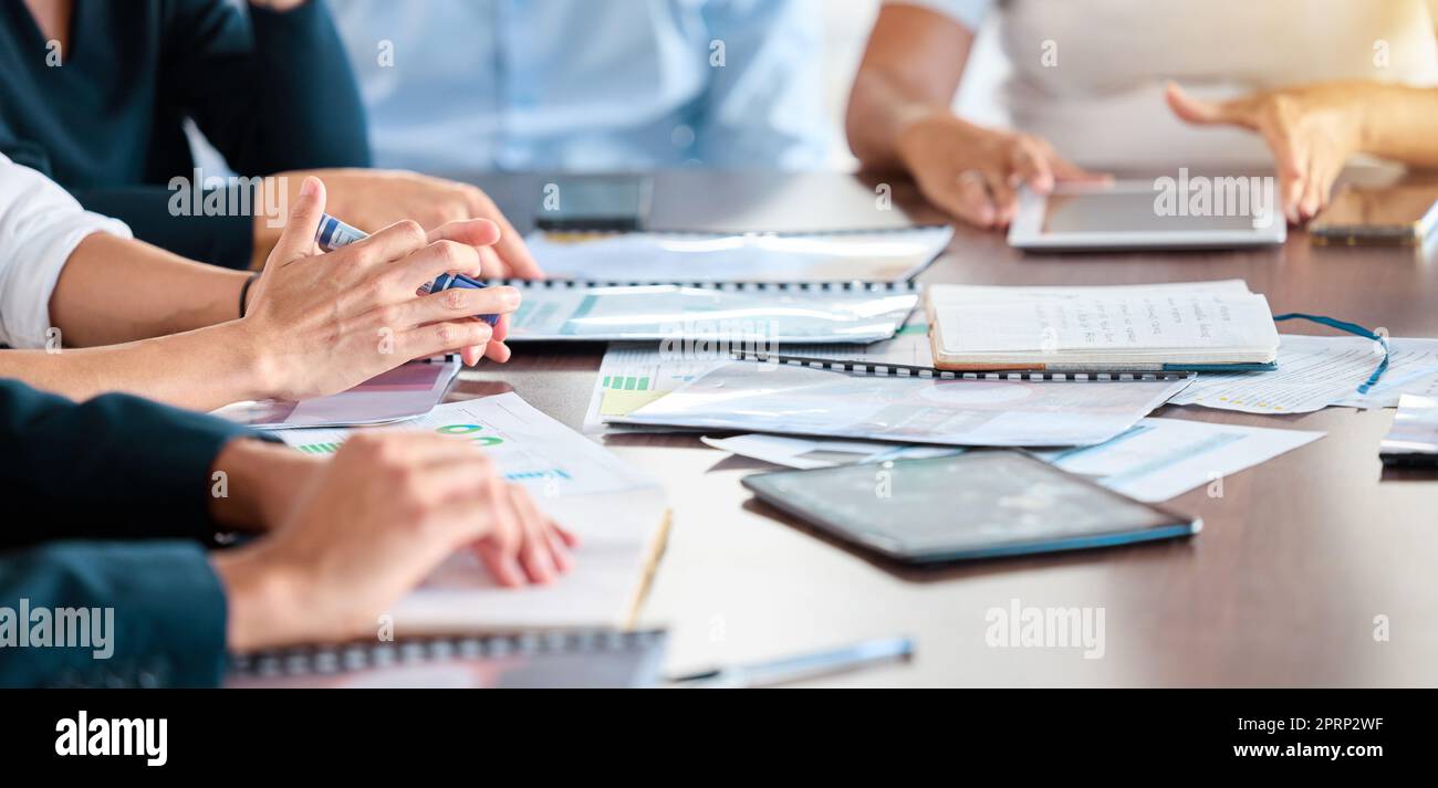 Sitzungsunterlagen, Seminar und Hände am Tisch für das Team, das an der Planung der Angebotsstrategie arbeitet. Zusammenarbeit, Teamarbeit und Projektmanagement-Logistik von Geschäftsleuten in der Unternehmenszentrale. Stockfoto