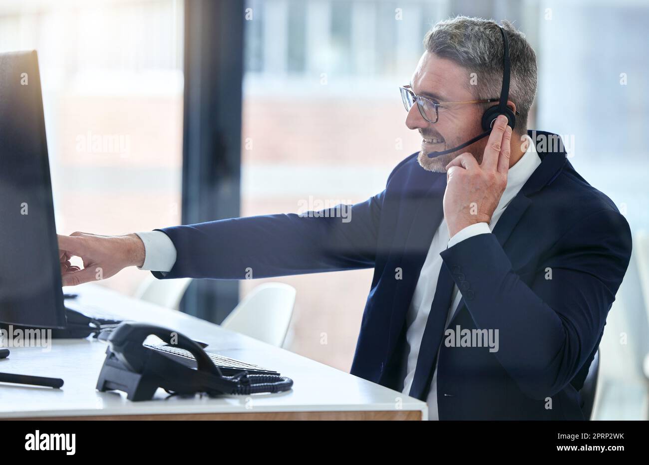 CallcenterAgent spricht online mit Menschen am Arbeitsplatz, berät im bei einem