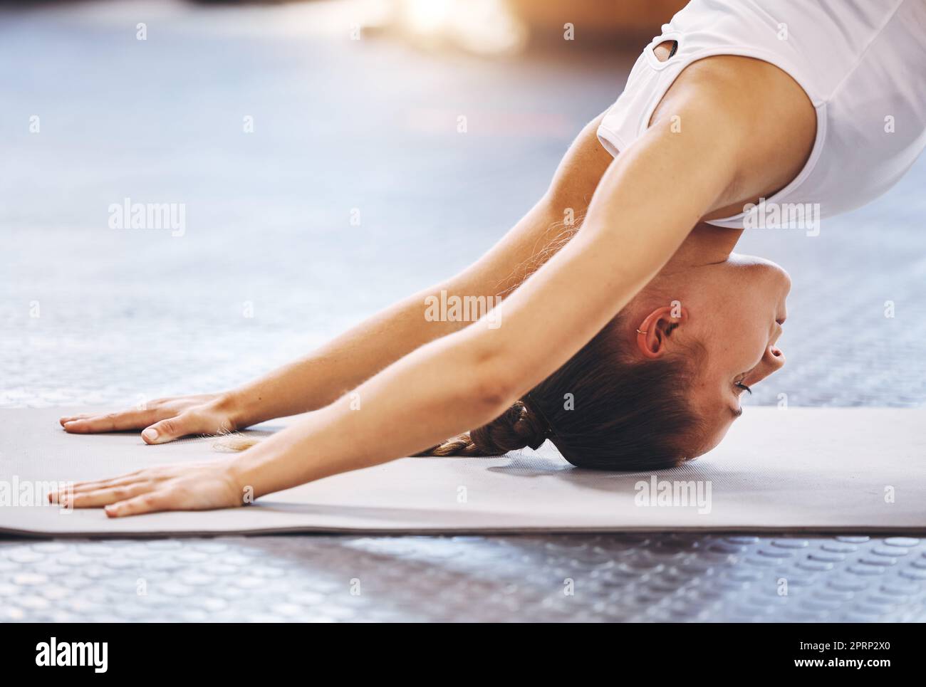 Yoga, Gleichgewicht und Wellness mit aktiver Fitnessfrau für die Gesundheit im Fitnessstudio oder eine Übung oder Pilates-Kurs. Training, Training und nach unten schauende Hundehaltung beim Training für einen gesunden und gesunden Körper Stockfoto