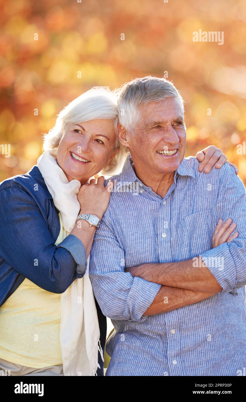Die Schönheit, die sie umgibt, einnehmend. Ein Senioren-Paar, das draußen auf einer Weinfarm steht. Stockfoto