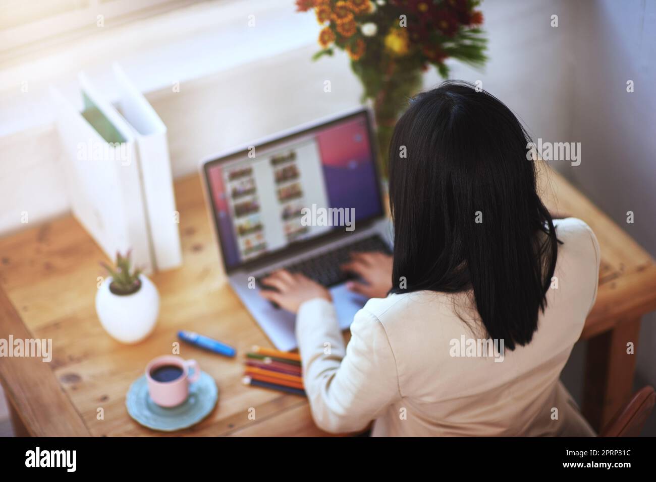 Von zu Hause aus zu arbeiten hat seine Vorteile. Eine Frau, die an ihrem Laptop in einem Heimbüro arbeitet. Stockfoto