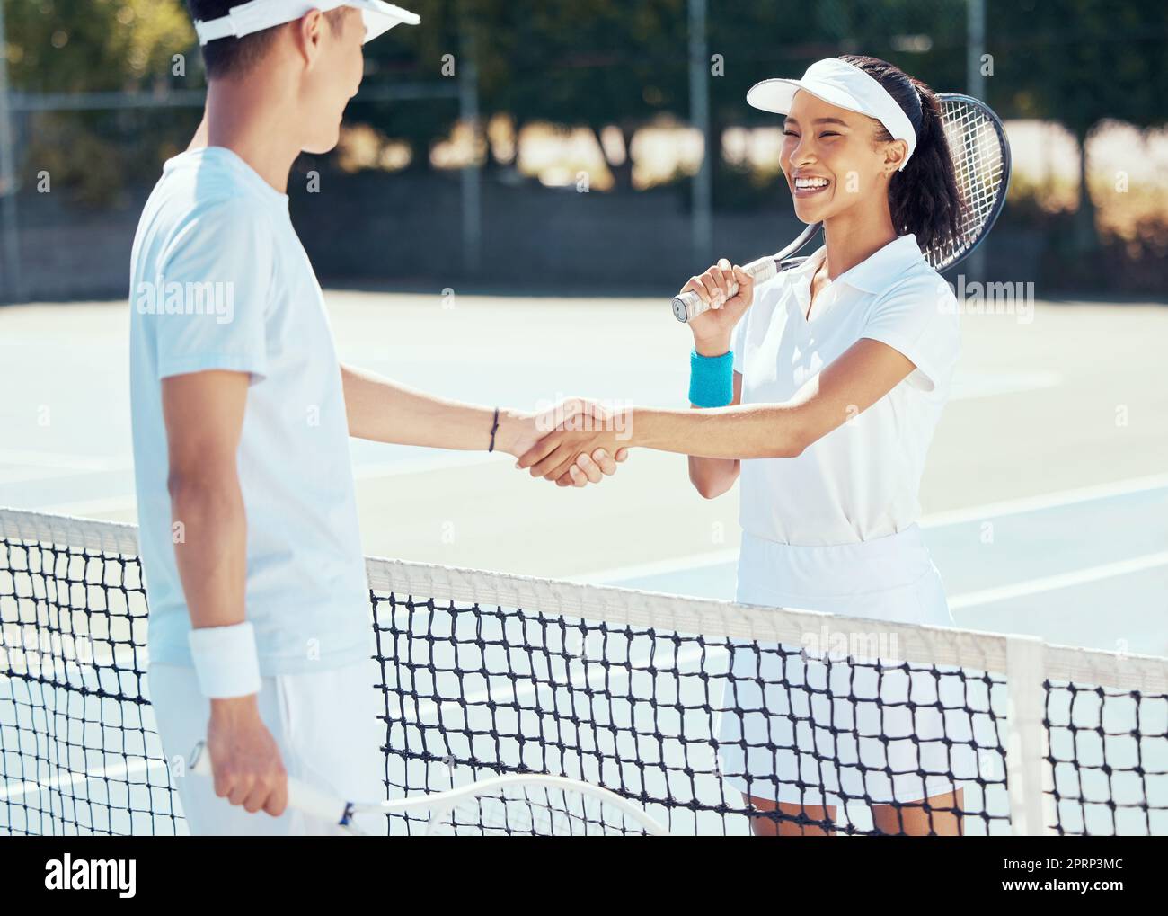 Tennis schüttelt sich vor dem Spiel die Hände, lächelnde Athleten