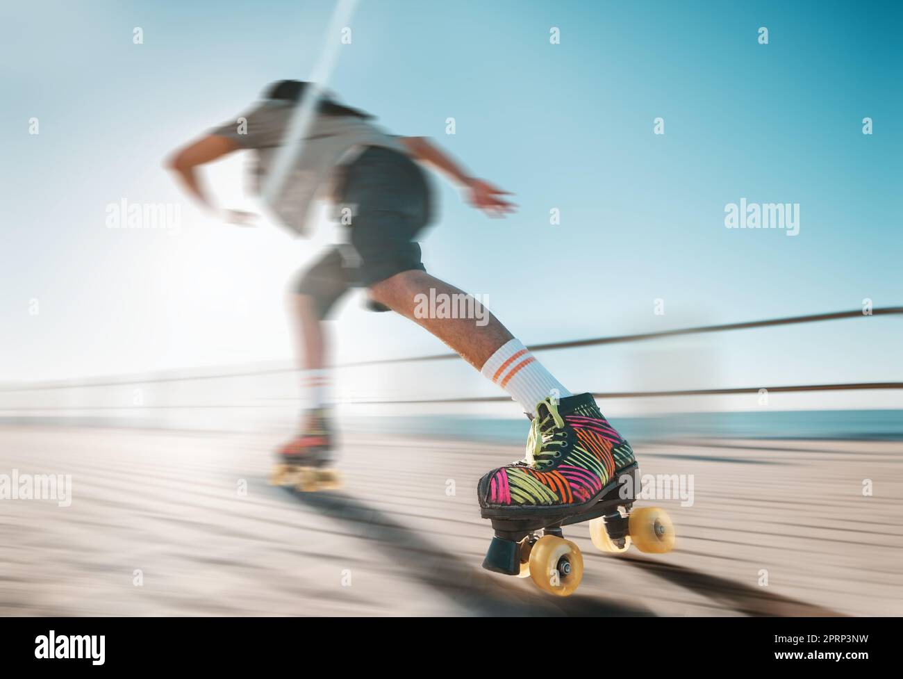 Freiheit, Schnelligkeit und Fitness, eine Frau auf Rollschuhen in der Sonne. Sommersport, Retro-Training und ein Mädchen-Skating als Workout. Action, Bewegung und Sonnenschein, ein professioneller Skater, der schnell auf einem Weg ist Stockfoto