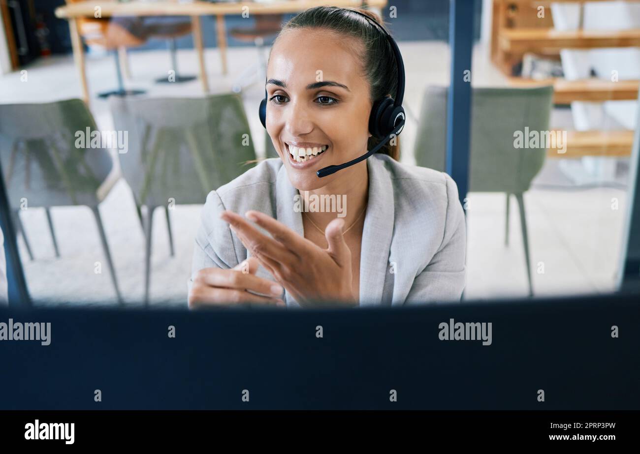 Callcenter-Mitarbeiter beraten online über Computer, Frau, die in crm für Telemarketing-Unternehmen arbeitet, und Kundendienst im Internet. Glücklich, lächelnd und Berater bei der Arbeit Stockfoto