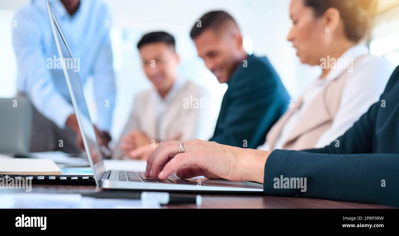Eine Geschäftsfrau tippt in einem Team- oder Strategiekonzept in einem Unternehmensbüro E-Mails auf einem Laptop. Teamarbeit, Zusammenarbeit und Support, während Sie am Schreibtisch sprechen und gemeinsam beraten Stockfoto